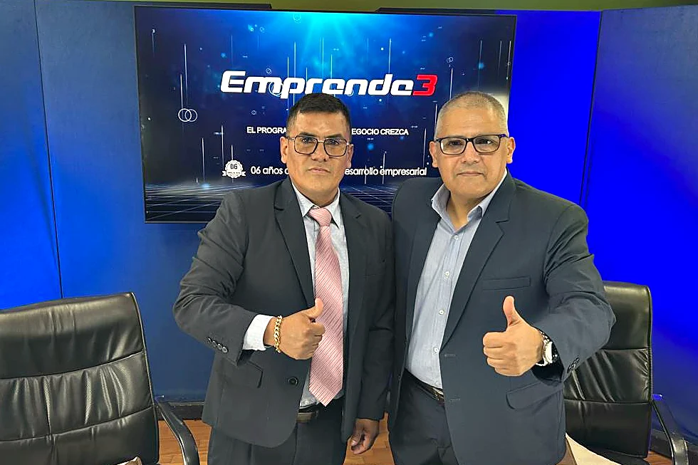 El Dr. Efraín Valverde junto al conductor de Emprende3 en el set de bh tv