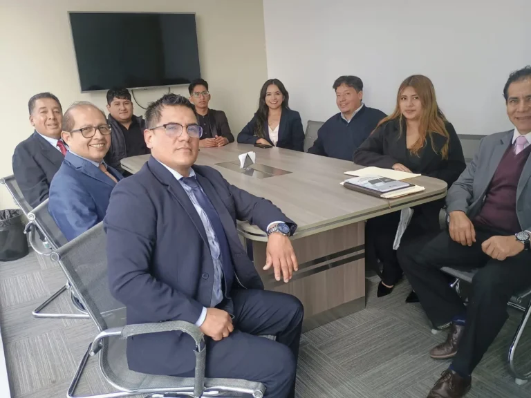 Equipo de abogados de Valverde Abogados & Inversiones en la sala de reuniones de su oficina en Lince